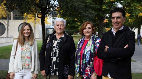 testimonios víctimas eta Roncesvalles Labiano, doctora en Comunicación y moderadora de la mesa, y las víctimas Marisol Chávarri, Cristina Cuesta e Íñigo Pascual