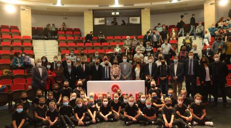 Los niños y niñas de Studio Fran Fonseca posan con los participantes e invitados al acto de Impulsar Navarra en la Casa de Cultura de Zizur Los niños y niñas de Studio Fran Fonseca posan con los participantes e invitados al acto de Impulsar Navarra en la Casa de Cultura de Zizur