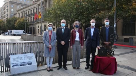 Representantes del Gobierno de Navarra y del Ayuntamiento de Pamplona, junto a la placa Representantes del Gobierno de Navarra y del Ayuntamiento de Pamplona, junto a la placa.
GOBIERNO DE NAVARRA.
22/10/2021