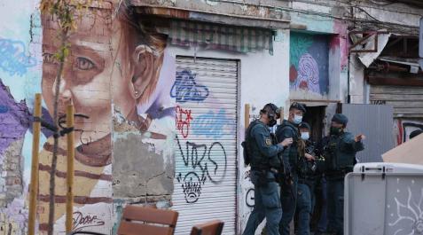 Operación antiyihadista en Málaga Agentes de la Guardia Civil, en el lugar de los hechos