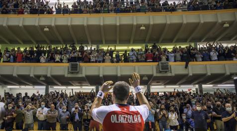OlaizolaLabrit Aimar Olaizola devuelve los aplausos al público del Labrit en el último partido oficial en la cancha pamplonesa