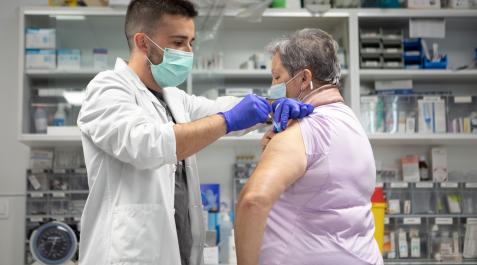 vacunación aoiz Una vecina de la zona básica de Aoiz recibe la vacuna de la gripe en el centro de salud