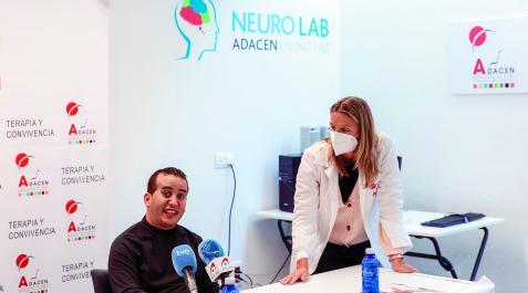 adacen Luis González Pérez, que lleva en Adacen desde 2012, junto a Maite Palacios Muruzábal, psicopedagoga y coordinadora
