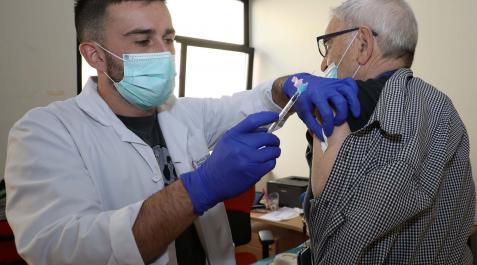 vacuna Navara inició el 25 de octubre la vacunación de la gripe y de la dosis adicional de la vacuna contra la covid-19. En la imagen, en el centro de salud de Aoiz