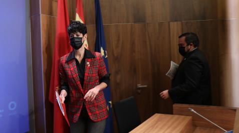 La consejera de Economía y Hacienda, Elma Saiz, a su llegada ayer a la sala de prensa seguida por el vicepresidente Javier Remírez La consejera de Economía y Hacienda, Elma Saiz, a su llegada ayer a la sala de prensa seguida por el vicepresidente Javier Remírez