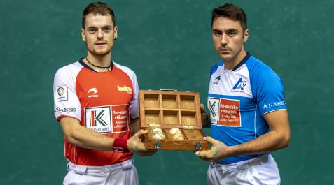 Unai Laso y Peio Etxeberria posan con las cuatro pelotas que pondrán en juego hoy en la semifinal del Cuatro y Medio Unai Laso y Peio Etxeberria posan con las cuatro pelotas que pondrán en juego hoy en la semifinal del Cuatro y Medio