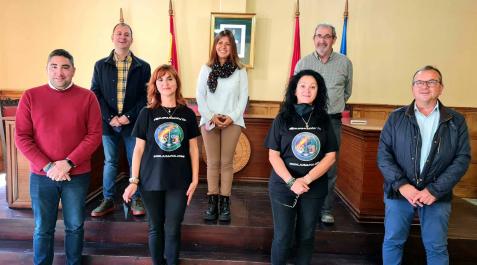 Los cinco alcaldes de Ribera Sur con las voluntarias de Jusapol Social Marta y María José -en el centro- Los cinco alcaldes de Ribera Sur con las voluntarias de Jusapol Social Marta y María José -en el centro-