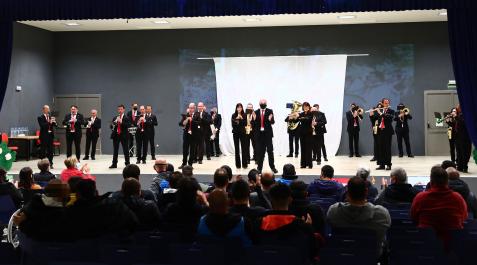 Internos e internas, animados por Jesús Gariosain, siguieron con palmas buena parte del repertorio sanferminero que interpretó La Pamplonesa Internos e internas, animados por Jesús Gariosain, siguieron con palmas buena parte del repertorio sanferminero que interpretó La Pamplonesa