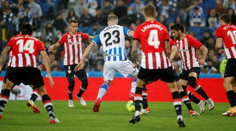 Presión de los jugadores del Athletic al delantero noruego de la Real Sociedad Alexander Sørloth