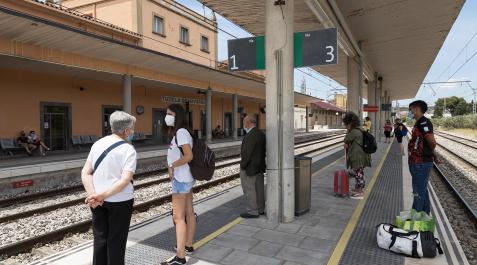 RenfeTudela Varias personas esperan en el andén de la estación de Renfe en Tudela