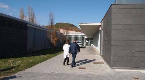 Dos personas acceden al centro de salud de Sangüesa. Dos personas acceden al centro de salud de Sangüesa.