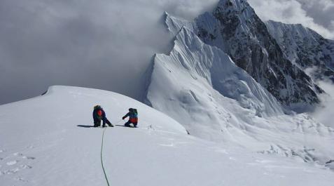 La cordada, en plena acción por las laderas del Dorje Lapka. Alcanzaron la cumbre a las 16.30h y descendieron de noche hasta 6.100m La cordada, en plena acción por las laderas del Dorje Lapka. Alcanzaron la cumbre a las 16.30h y descendieron de noche hasta 6.100m