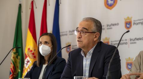 Enrique Maya, con su teniente de alcalde María Echávarri, en la rueda de prensa tras conocerse la medida Enrique Maya, con su teniente de alcalde María Echávarri, en la rueda de prensa tras conocerse la medida
