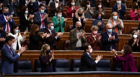 presupuestos La bancada socialista aplaude a María José Montero tras la aprobación de los Presupuestos