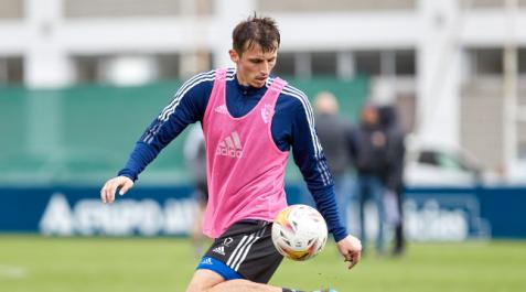 Ante Budimir controla el balón Ante Budimir controla el balón