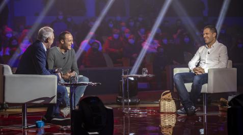 Xabier Euskitze, Juan Martínez de Irujo y Aimar Olaizola, ayer por la tarde en la grabación de un programa especial en el frontón Labrit Xabier Euskitze, Juan Martínez de Irujo y Aimar Olaizola, ayer por la tarde en la grabación de un programa especial en el frontón Labrit
