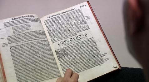 Libro del siglo XVI con los números en euskera Libro del siglo XVI con los números en euskera