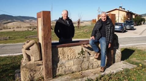 Julián y Félix Lizarraga Araiz posan en la fuente del pueblo de Lizoain, proyecto que realizaron conjuntamente. Julián y Félix Lizarraga Araiz posan en la fuente del pueblo de Lizoain, proyecto que realizaron conjuntamente
