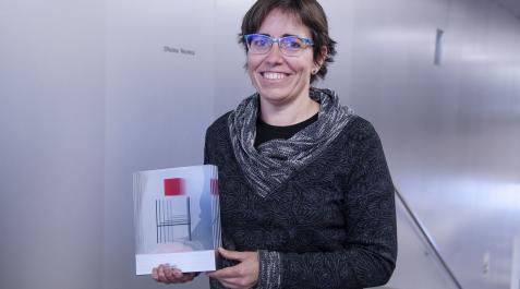 Ainhoa Pérez Artola, ingeniera técnica de la sección de Infraestructuras, con uno de los galardones Ainhoa Pérez Artola, ingeniera técnica de la sección de Infraestructuras, con uno de los galardones