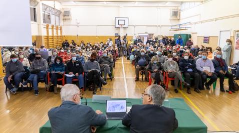 Compases previos al foro de barrio, cuando ya se habían ocupado todas las sillas de la sala Compases previos al foro de barrio, cuando ya se habían ocupado todas las sillas de la sala