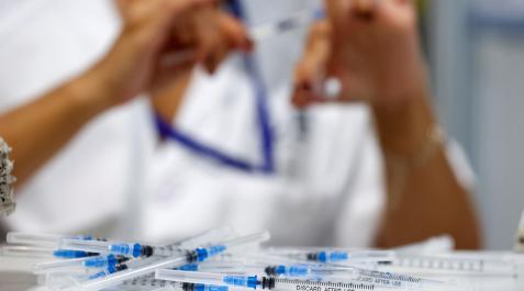 vacunas Una sanitaria prepara dosis de vacunas contra la covid-19 en el hospital Enfermera Isabel Zendal de Madrid
