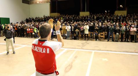Aimar Olaizola aplaude a los más de 790 aficionados que se dieron cita ayer en el frontón del colegio de Goizueta, se quedaron fuera muchos que quisieron estar y no pudieron por capacidad. Pero fue una gran fiesta Aimar Olaizola aplaude a los más de 790 aficionados que se dieron cita ayer en el frontón del colegio de Goizueta, se quedaron fuera muchos que quisieron estar y no pudieron por capacidad. Pero fue una gran fiesta