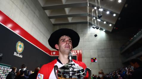 Altuna III, con la copa de campeón del Cuatro y Medio Altuna III, con la copa de campeón del Cuatro y Medio