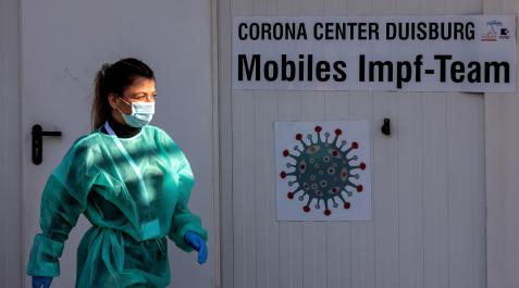 Una sanitaria en un centro de vacunación en Duisburg, Alemania Una sanitaria en un centro de vacunación en Duisburg, Alemania