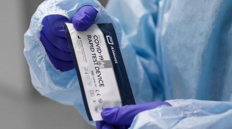 test antígenos Una sanitaria prepara el material para un test de antígenos