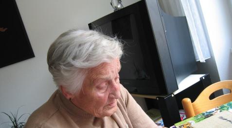 mujer alzheimer dependencia dependiente Imagen de archivo de una mujer con alzheimer
