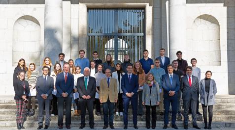 Los alumnos becados con la Global Internship junto al presidente de Caja Rural de Navarra, el rector de la Universidad de Navarra y otras autoridades Los alumnos becados con la Global Internship junto al presidente de Caja Rural de Navarra, el rector de la Universidad de Navarra y otras autoridades