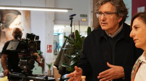 Rodaje Gerardo Herrero junto a Malena Alterio durante el rodaje de 'Bajo Terapia' en Pamplona