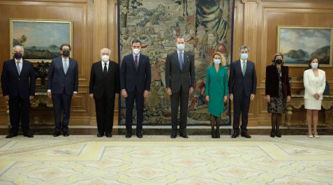 magistrados El rey Felipe, Pedro Sánchez, Meritxell Batet, Carlos Lesmes y Juan José González Rivas posan junto a los nuevos magistrados del Tribunal Constitucional