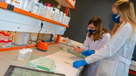 Dos investigadoras trabajan en el desarrollo del proyecto Sunrise, con el PVB Dos investigadoras trabajan en el desarrollo del proyecto Sunrise, con el PVB