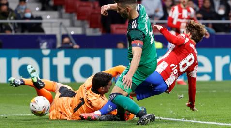 Ocasión de Griezmann ante Sergio Herrera y David García Ocasión de Griezmann ante Sergio Herrera y David García