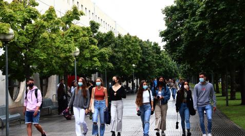 Alumnos de la UPNA de este curso. El centro triplicó sus solicitudes de matrícula (10.000 en junio) con los nuevos grados, sobre todo Medicina Alumnos de la UPNA de este curso. El centro triplicó sus solicitudes de matrícula (10.000 en junio) con los nuevos grados, sobre todo Medicina