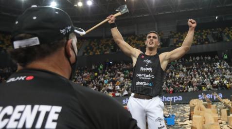 iKER vICENTE Vicente, exhausto, celebra su tercera victoria consecutiva en el torneo individual ante la mirada de su padre, Daniel, ayer en el Bizkaia Arena de Bilbao