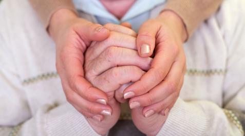 parkinson Una persona cuida de un enfermo
