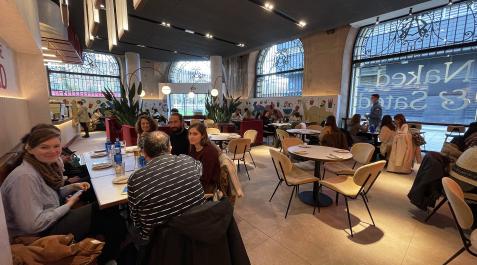 Resaturante Varias personas comen en el interior de un restaurante en Bilbao