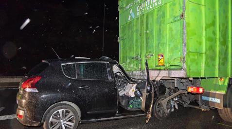 Cirauqui El automóvil quedó empotrado en el camión de chatarra