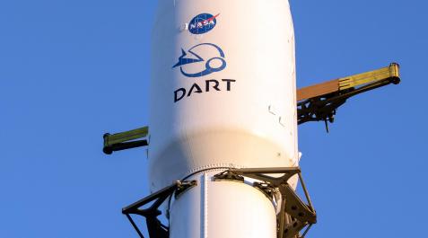 Fotografía cedida por la NASA donde se muestra el cohete de SpaceX, Falcon 9, que lleva la nave de Prueba de Redireccionamiento del Asteroide Doble (DART Fotografía cedida por la NASA donde se muestra el cohete de SpaceX, Falcon 9, que lleva la nave de Prueba de Redireccionamiento del Asteroide Doble (DART