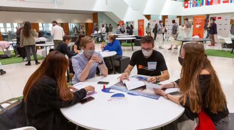 Durante el curso 2020-21 la Universidad de Navarra gestionó 4.110 prácticas y se registraron 900 ofertas de trabajo. Durante el curso 2020-21 la Universidad de Navarra gestionó 4.110 prácticas y se registraron 900 ofertas de trabajo.
