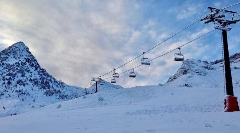 La nieve ya cubre las pistas de Formigal, en el Pirineo oscense. En la foto, una vista de la zona este miércoles La nieve ya cubre las pistas de Formigal, en el Pirineo oscense. En la foto, una vista de la zona este miércoles