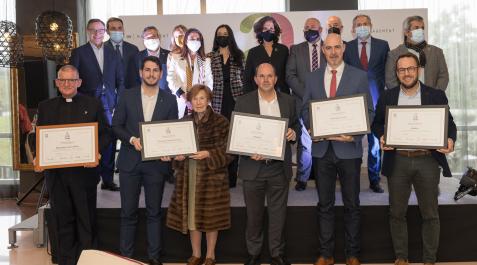 dn alimenta En primera fila,de izquierda a derecha, Javier Uros (Monasterio de la Oliva), Francisco Martínez y Antonia Sainz (Viuda de Cayo), Joseba Marticorena (Martiko), Tomás Antoñana (Bodegas Inurrieta) y Michael Ramette (Goshua). Tras ellos, autoridades y patrocinadores