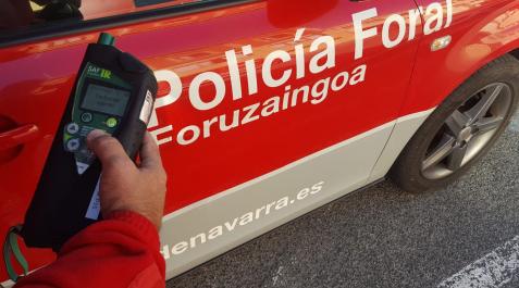 Policía Foral Un policía foral, en un control