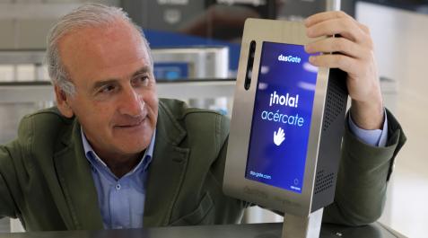 Esteban Morrás posa junto a uno de los sistemas de control de acceso por biometría de dasNano