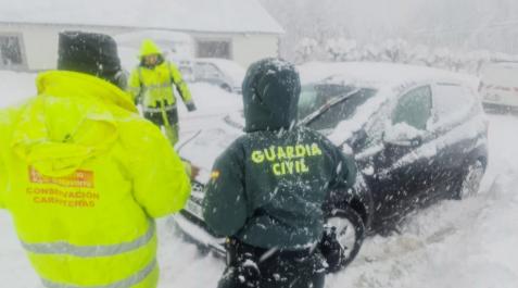 La Guardia Civil atendiendo un incidente de este domingo en la Comunidad Foral La Guardia Civil atendiendo un incidente de este domingo en la Comunidad Foral