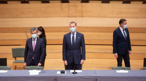 Felipe VI, en el acto de entrega de despachos a nuevos jueces en Barcelona El presidente del CGPJ, Carlos Lesmes, y el rey Felipe VI en el acto de entrega de despachos a nuevos jueces en L'Auditori