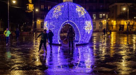 La bola 3D de la plaza San Francisco es uno de los adornos favoritos de los pamploneses La bola 3D de la plaza San Francisco es uno de los adornos favoritos de los pamploneses