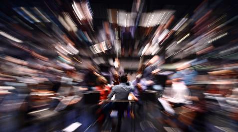 Echeverría, en el centro, dirige a los componentes de la Orquesta Sinfónica de Navarra durante el ensayo en el Auditorio de Barañáin Echeverría, en el centro, dirige a los componentes de la Orquesta Sinfónica de Navarra durante el ensayo en el Auditorio de Barañáin